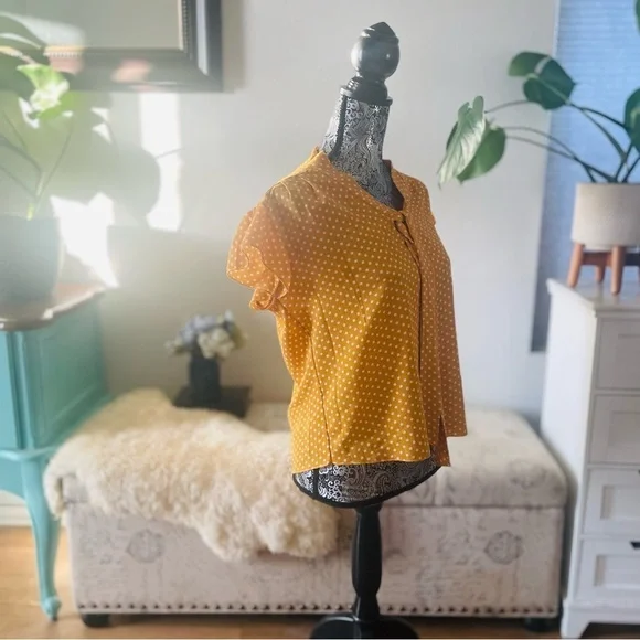 🏷️ 4/$25 Anthro Style Marigold Mustard Polka Dot Cap Sleeve Blouse Top - Picture 3 of 7